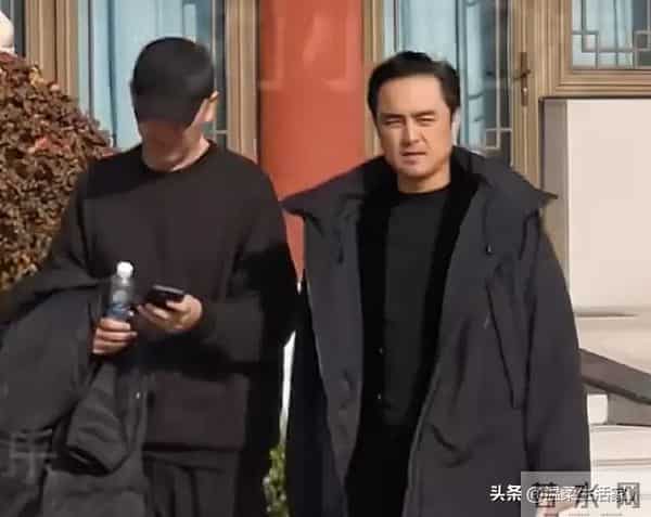 唐嫣现身罗晋父亲葬礼，有3个小细节，透露了俩人如今真实状况