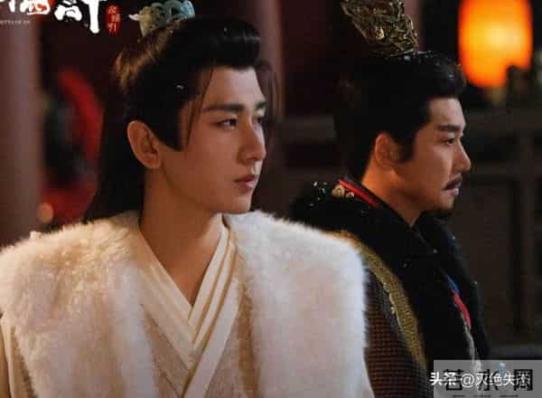 风向变了！35岁成毅拍戏受伤，深夜回应报平安，央媒发文为其撑腰