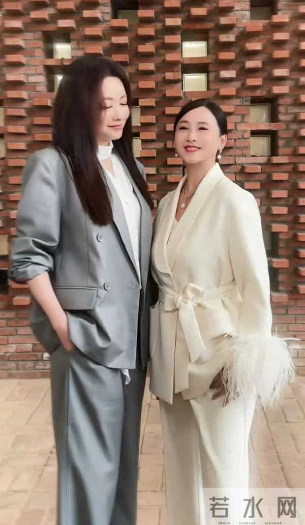 45岁熊黛林与57岁翁虹同框！穿西服套装干练有气场，两人都好美