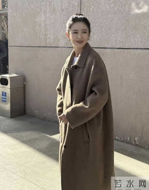 佟丽娅回中戏母校 丸子头穿大衣 42岁发际线高大脑门 细纹多法令纹深