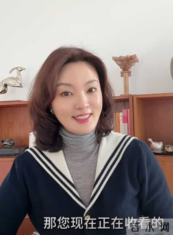 刘芳菲学院风穿搭出镜，卷发搭海军领开衫，优雅又精致