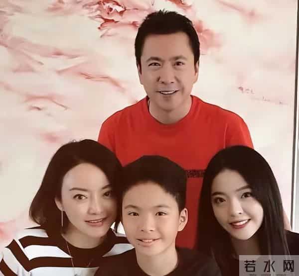 曝“华谊兄弟”王中磊欠债22亿，搬进破败小院生活，妻子带货还债