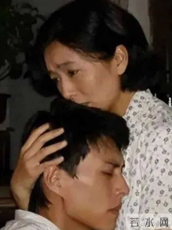 57岁江珊近照曝光，脸垮嘴斜，满头白发，女神成老太，让人太心酸