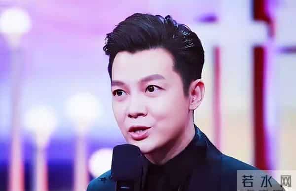 他娶了身价过亿女富豪，45岁再当爹，但去世的父亲成了他的心病