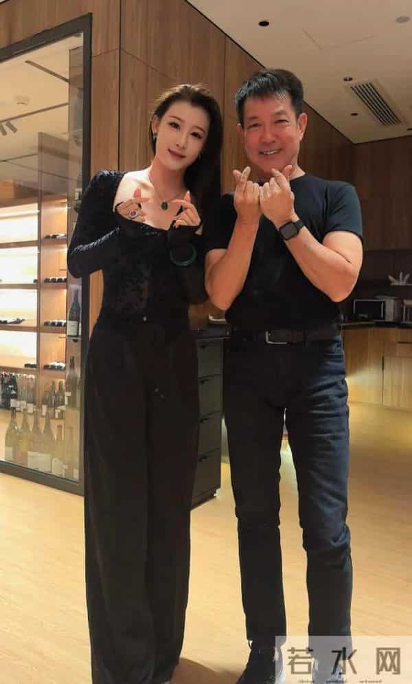 68岁元彪现身广西，和美女舞蹈家吃晚餐，肌肉饱满，身材练得超好