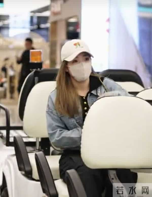 11.28刘诗雯抵达杭州，牛仔外套配帽子尽显休闲洒脱气质