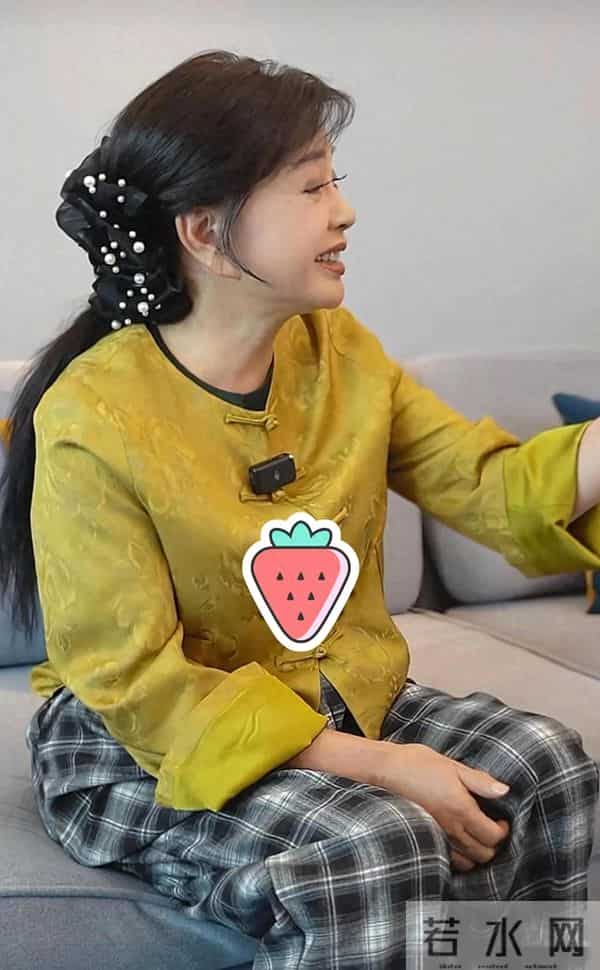75岁刘晓庆最新穿搭：中式上衣配上格子裤，减龄时髦，嫩得像姑娘