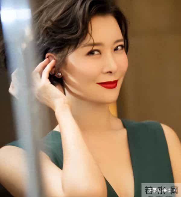 18岁开始男人不断，半百还没玩够，“人间尤物”柯蓝终遭“反噬”