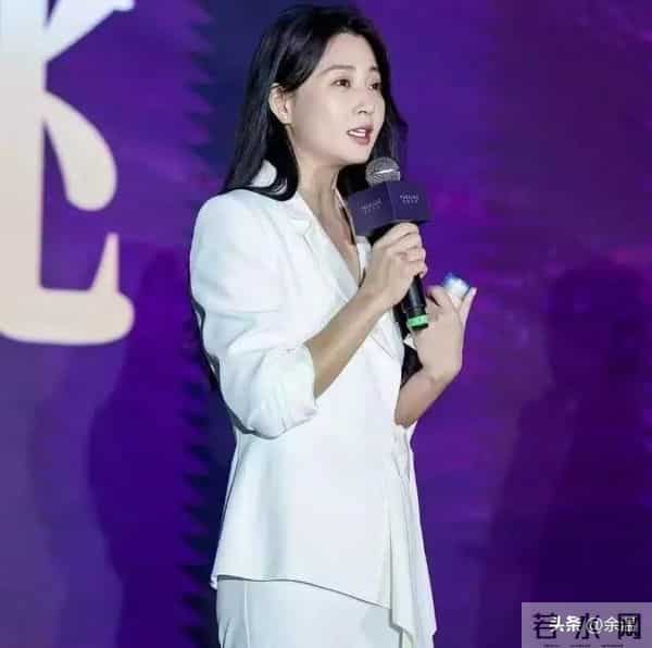 殷桃亮白长裤配修身西装，妩媚气场太绝了