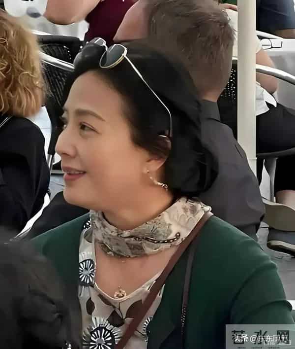 刘亦菲母亲刘晓莉：今66岁仍单身，身材傲人，长得比女儿还漂亮