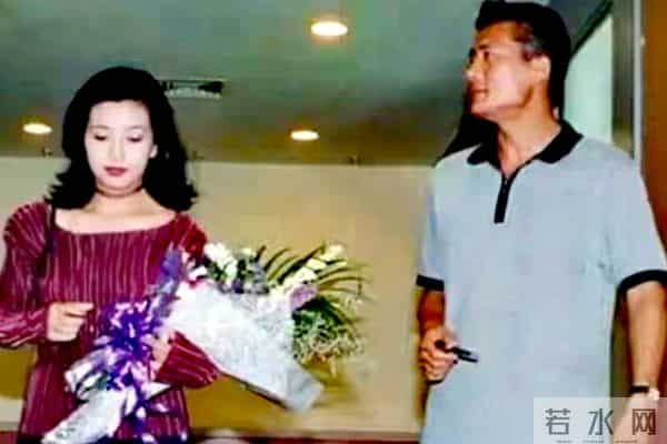 57岁江珊白发造型美哭全网!网友力赞:这才是女人最高级的美