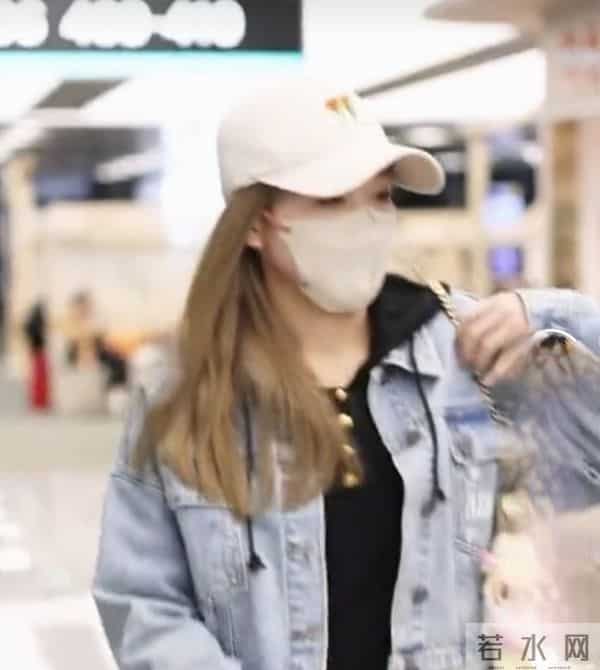 11.28刘诗雯抵达杭州，牛仔外套配帽子尽显休闲洒脱气质