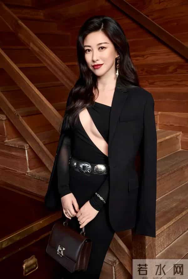 朱珠身着黑色修身连衣裙，胸围傲人搭配黑色外套，简直长腿女神？