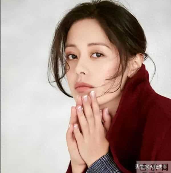 她是胡歌深爱、刘烨难忘的女人，受央视力捧多年，至今没能走红