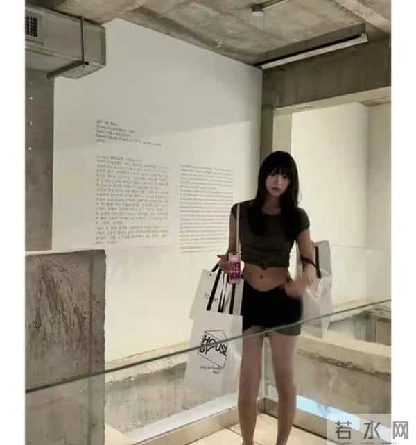汪峰女儿小苹果晒出和男友的合照，官宣恋情，恭喜汪峰要当岳父了