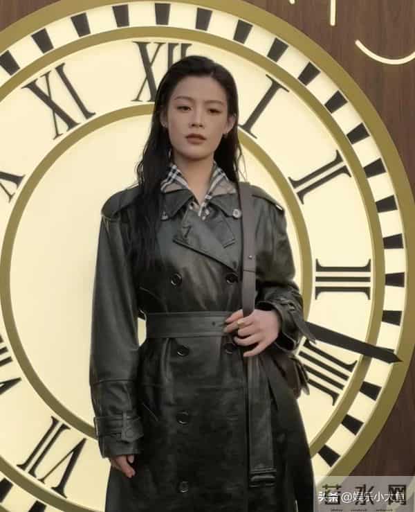 陈丽君现身精品店开幕活动，皮衣配湿发背头，刚柔并济的气质好美