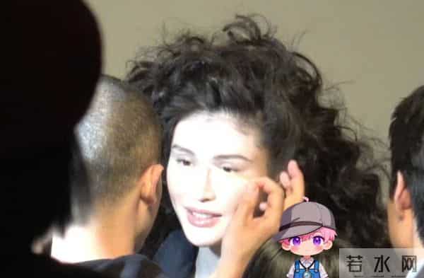 何穗产后复工，烫爆炸头五官变柔和，和陈伟霆交替带娃搭配默契