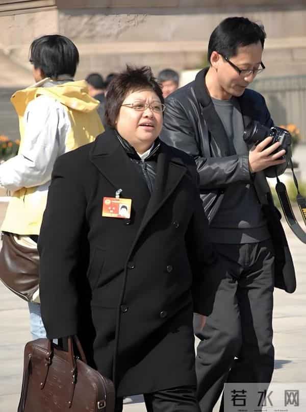 真慈善不怕火光照：香港大埔大火，韩红的 1000 万打了多少黑粉的脸