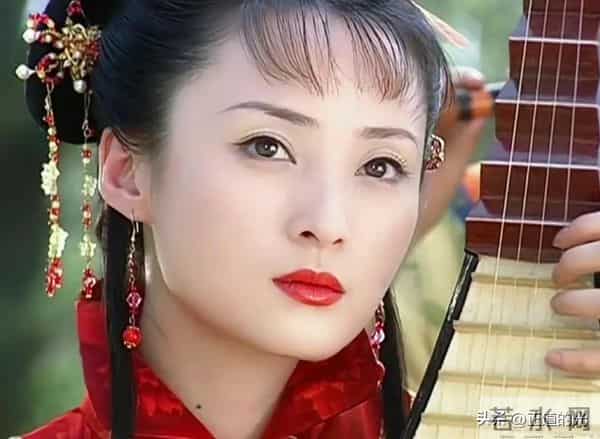 50岁蒋勤勤油光满面 皮肤粗糙 毛孔粗大 腚大肩宽显魁梧 另类一裤两穿