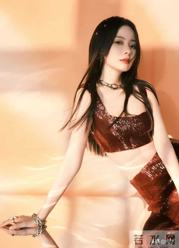 陈卓璇红裙美出圈！复古妩媚太上头，这气质绝了