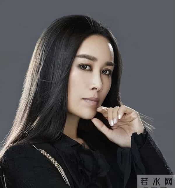 一场生日，戳穿了58岁那英的江湖地位，周深确实一个字都没说错