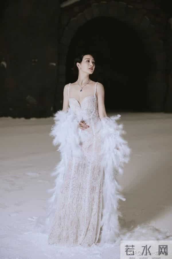 王鸥白玉兰红毯造型：冰雪精灵降临人间，美到窒息！