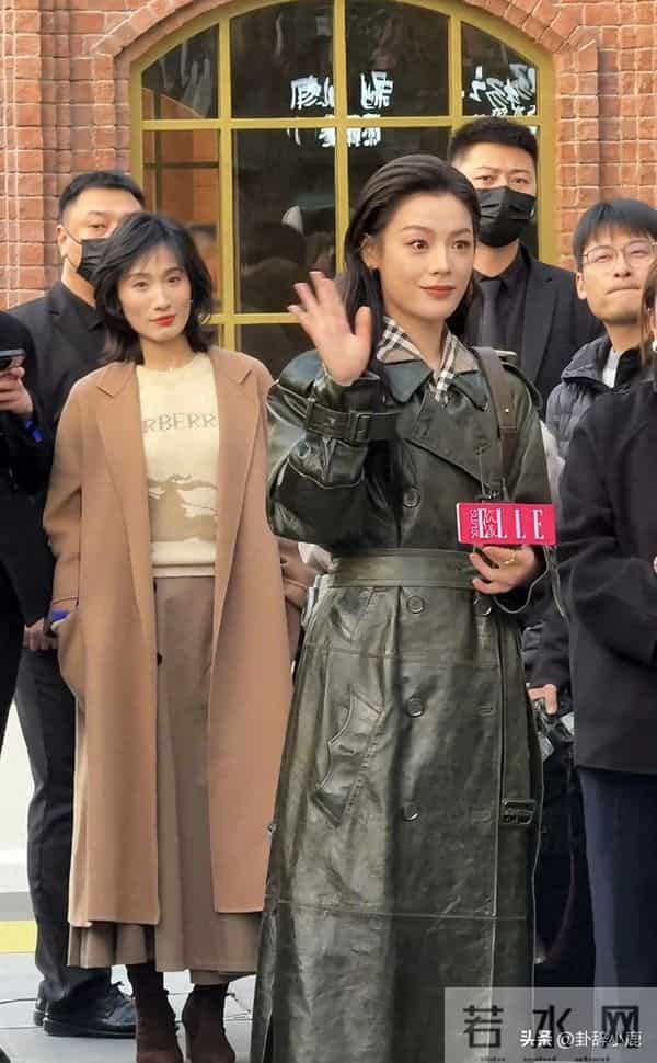 陈丽君现身北京王府井，一身绿皮风衣搭配湿发，美得毫不费力！