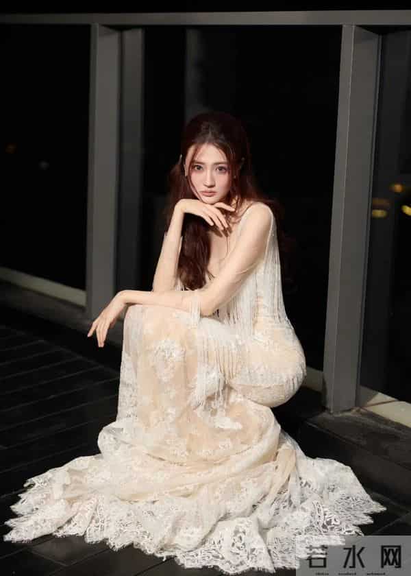 徐璐三亚婚纱周杀疯了！人鱼婚纱勾勒魔鬼曲线，生图下身材真有料