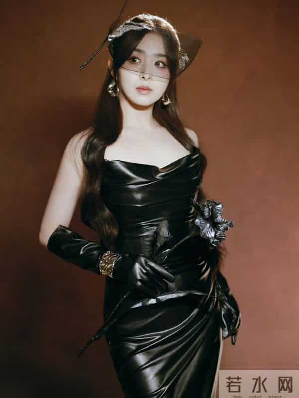 张含韵黑色皮衣抹胸裙写真，现在越来越撩了