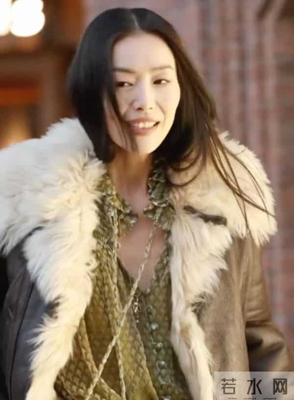 刘雯现身北京活动，深V衬衫配雨靴，扁胸扁屁股好抢眼