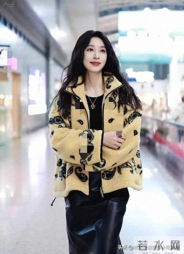 张俪真是穿搭高手！黄色毛绒外套+皮裙+短靴，时髦保暖又洋气！