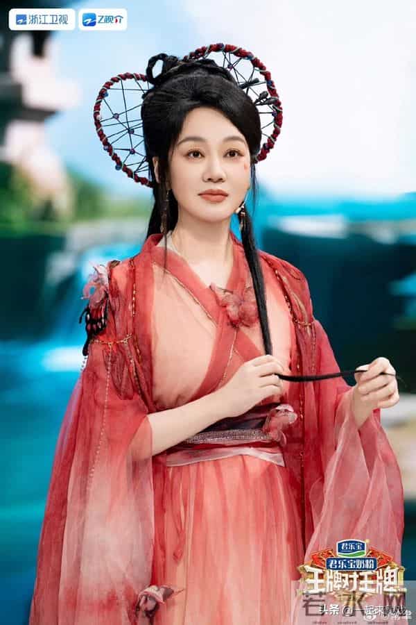 闫妮笑起来的梨涡依旧,眼神清澈明亮,美得如此真实、自然的女神