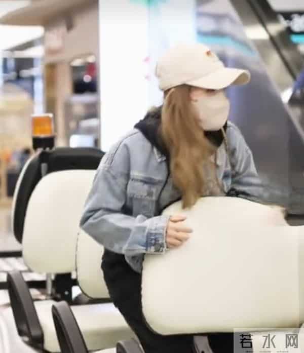 11.28刘诗雯抵达杭州，牛仔外套配帽子尽显休闲洒脱气质