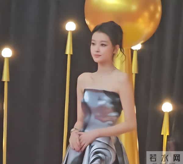 厦门红毯“见光死”，宋轶副乳尴尬，高圆圆皮松肉垮，王丽坤脸胖