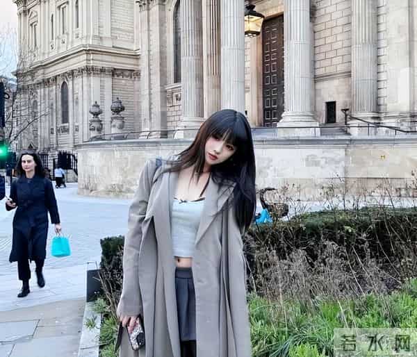 汪峰女儿小苹果早恋，穿沙滩短裤和男友合照，三任后妈章子怡最暖