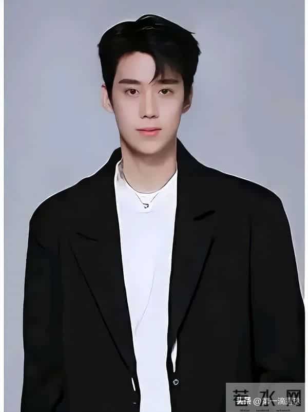 许亚军父子时尚大片，儿子帅气但不及父母！历经4段婚姻终获幸福