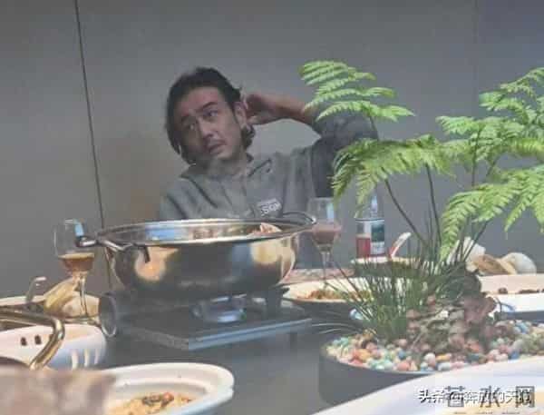 42岁杨烁饭店吃饭，一头长卷毛，胡须都没刮，看起来挺油腻的！