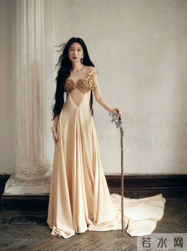 蛇蝎美人张俪终于火了 裸背骨感 身材修长曼妙 腰臀比一绝