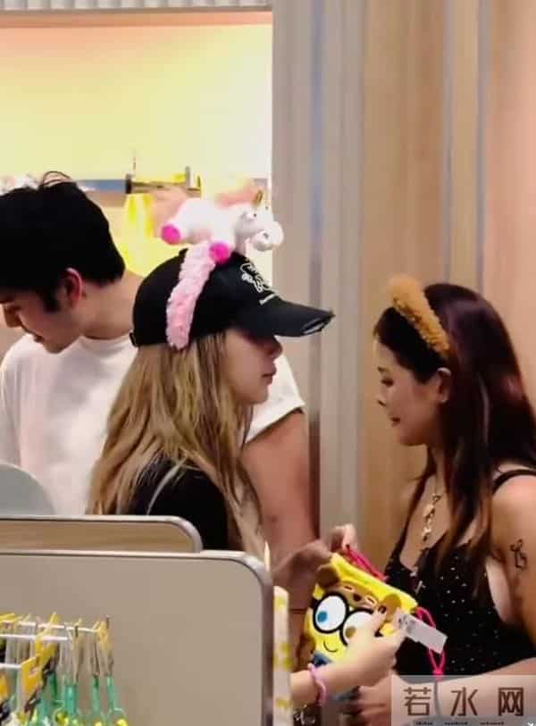 Lisa现身新加坡环球影城，笑容超甜，粉丝们疯狂追逐