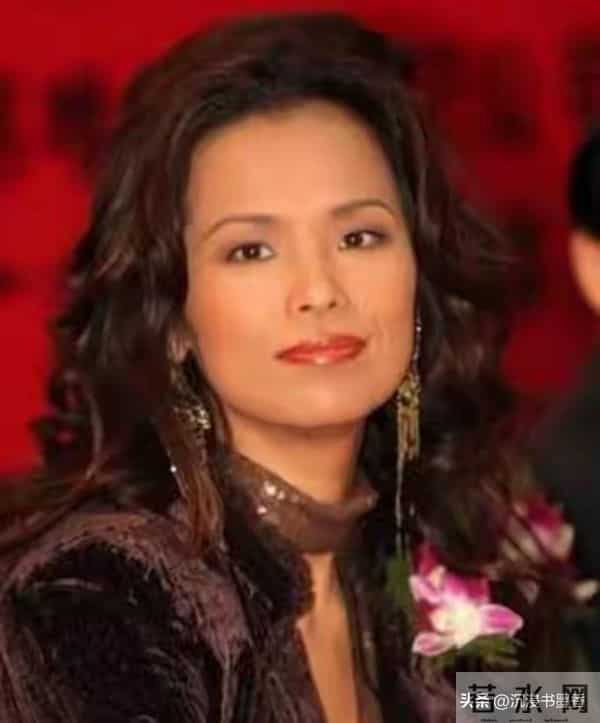 钱再多有什么用！62岁亚洲天后韦唯的现状，给老夫少妻提了个醒