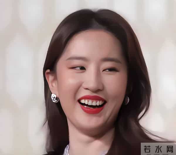 刘亦菲38岁素颜刷屏！斜方肌肿大脸颊饱满，白到发光惊呆网友