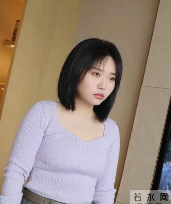 脱口秀女演员李雪琴探店吃米线，身形瘦到变样，有望成下一个贾玲