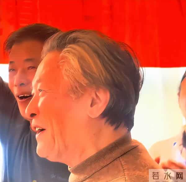 上影演员二代大聚会！75岁灯灯领衔唱夕阳红，他打扮很“非主流”