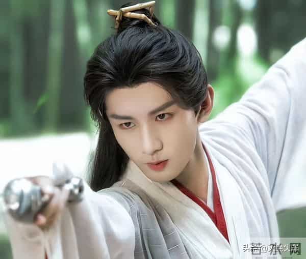 风向变了！35岁成毅拍戏受伤，深夜回应报平安，央媒发文为其撑腰