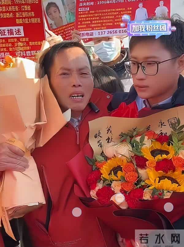 梁志辉露面了！五官随妈妈长相神似弟弟，80岁奶奶挤进人群送红包