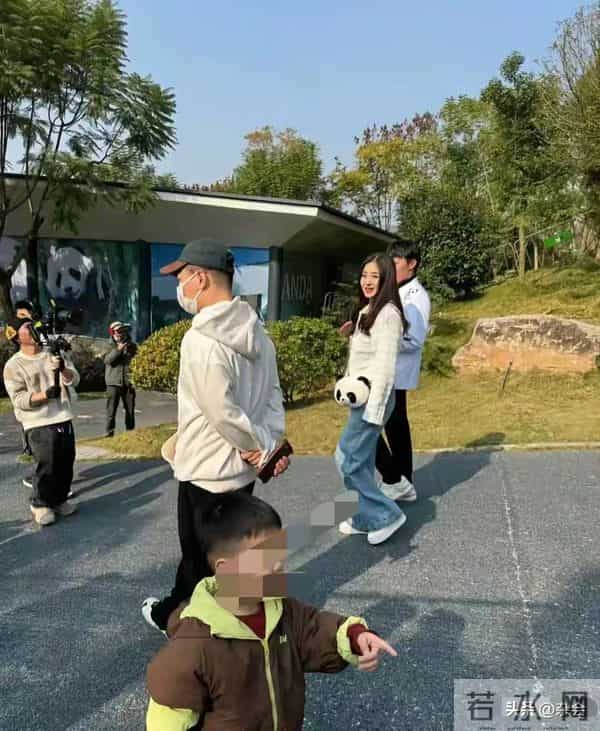 张含韵成都看熊猫，小香风皮卷发一搭，甜成软糖萌化啦