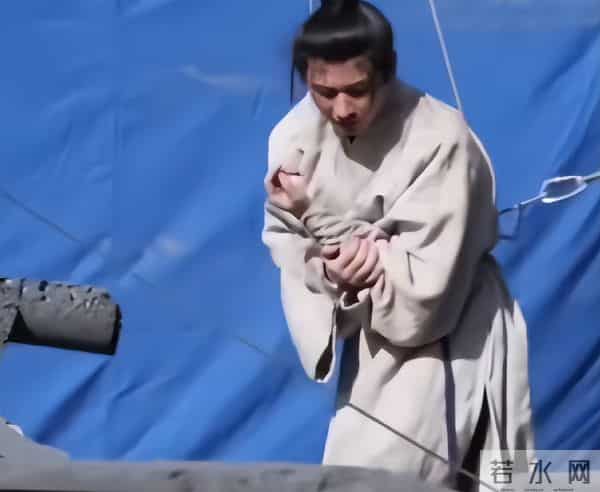 知名男星突发意外!威亚失控后脑勺被撞，当场倒地不起，细节曝光