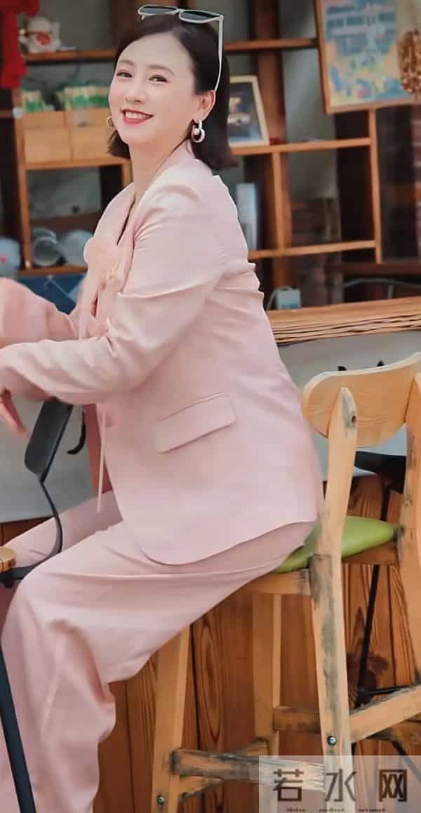 45岁熊黛林与57岁翁虹同框！穿西服套装干练有气场，两人都好美