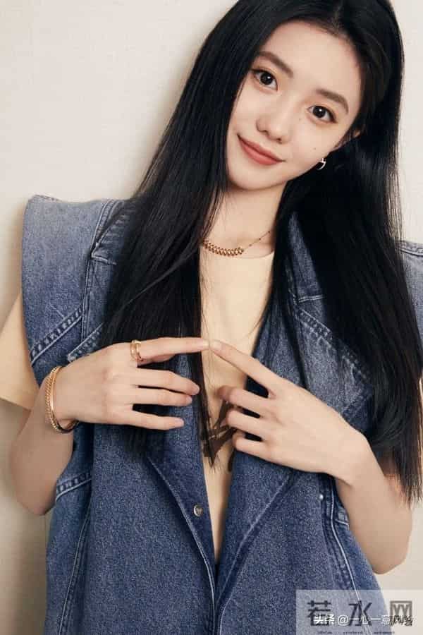 刘浩存街头骑行,甜酷少女感爆棚!