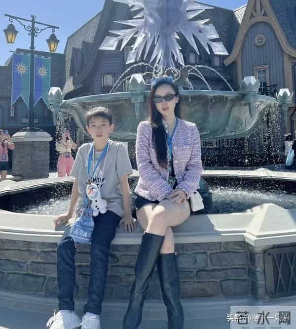 12岁嗯哼下巴后缩 小小一只 没有遗传双眼皮 脸型像杜江 五官像霍思燕